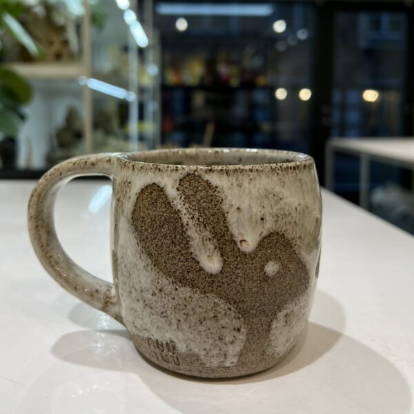 Чашка с серыми кроликами.